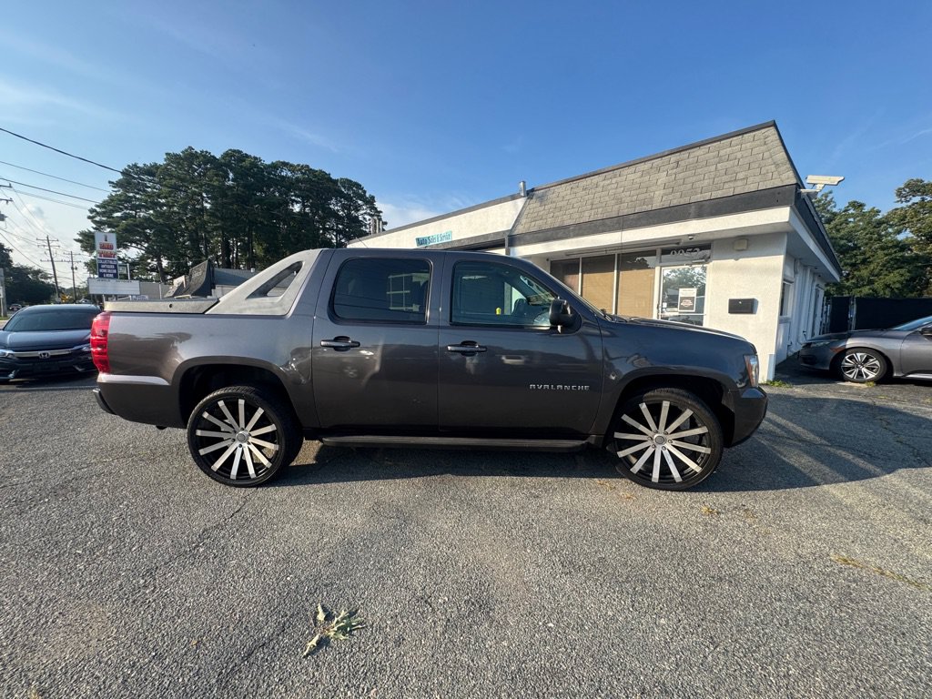 Used 2010 Chevrolet Avalanche LS w/ Interior Plus Package AWD/4WD image 5