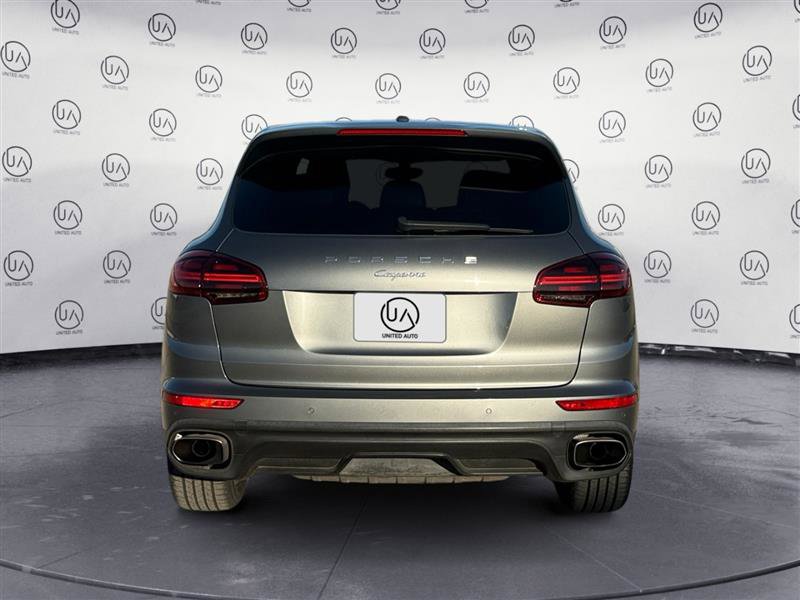 Used 2016 Porsche Cayenne w/ Premium Package AWD/4WD image 4