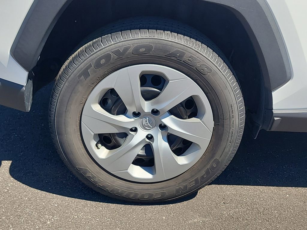 Used 2022 Toyota RAV4 LE image 5