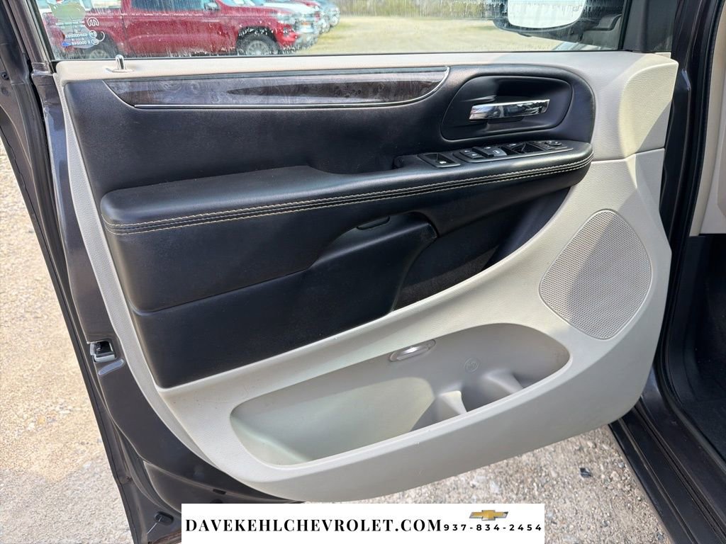 Used 2015 Chrysler Town & Country Touring image 9