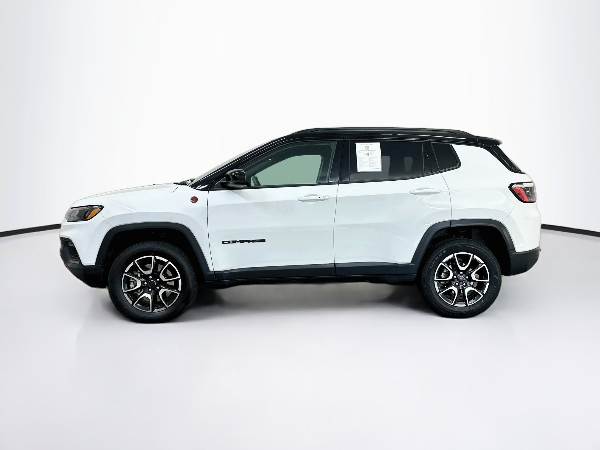 Used 2025 Jeep Compass Trailhawk AWD/4WD image 4