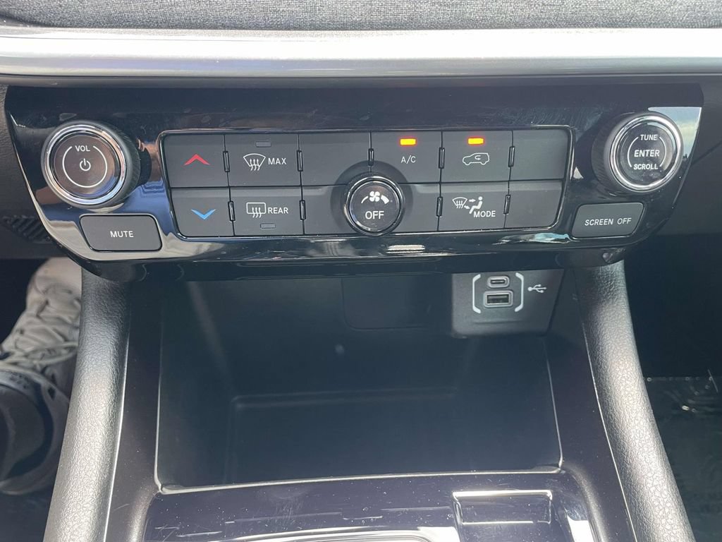 Used 2024 Jeep Compass Latitude AWD/4WD image 27