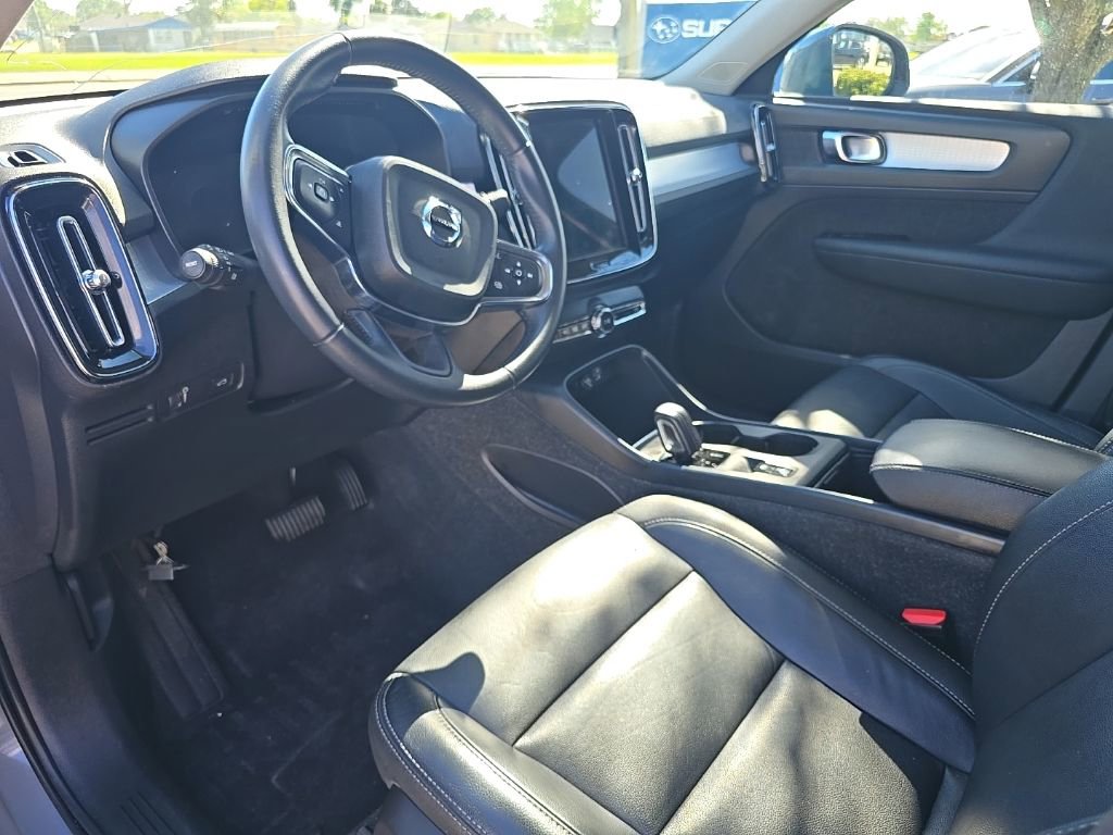 Used 2021 Volvo XC40 T5 Momentum image 13