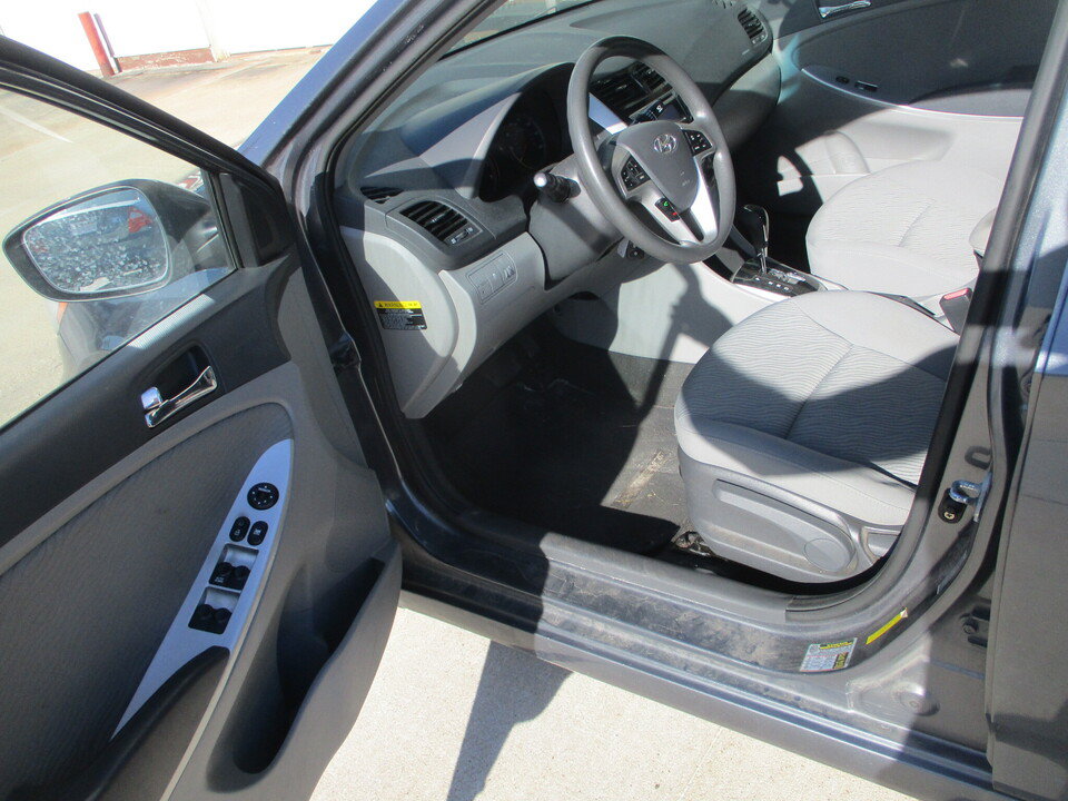 Used 2012 Hyundai Accent GLS w/ Premium Pkg 3 FWD image 9