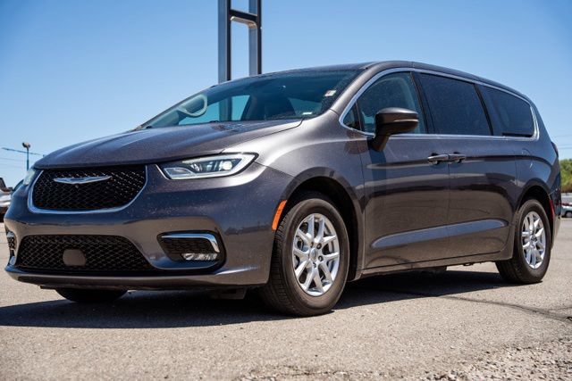 Used 2023 Chrysler Pacifica Touring-L FWD image 1