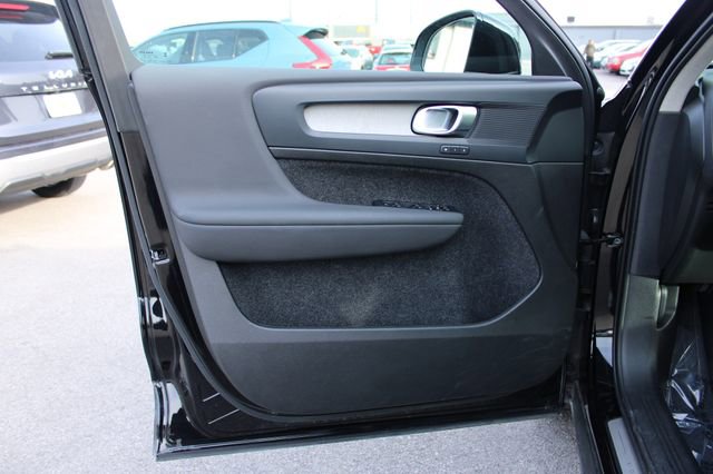 Used 2025 Volvo XC40 B5 Core image 10