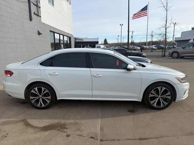 Used 2021 Volkswagen Passat 2.0T SE image 2