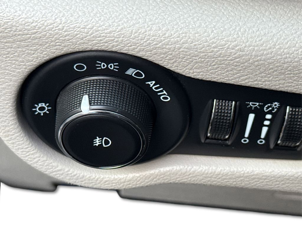 Used 2024 Chrysler Pacifica Touring-L image 24