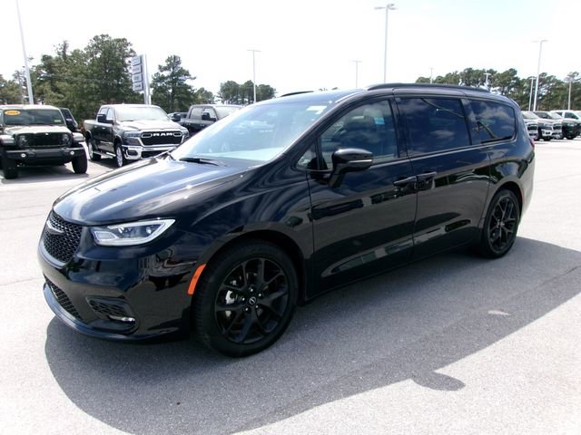 Used 2025 Chrysler Pacifica Limited image 2