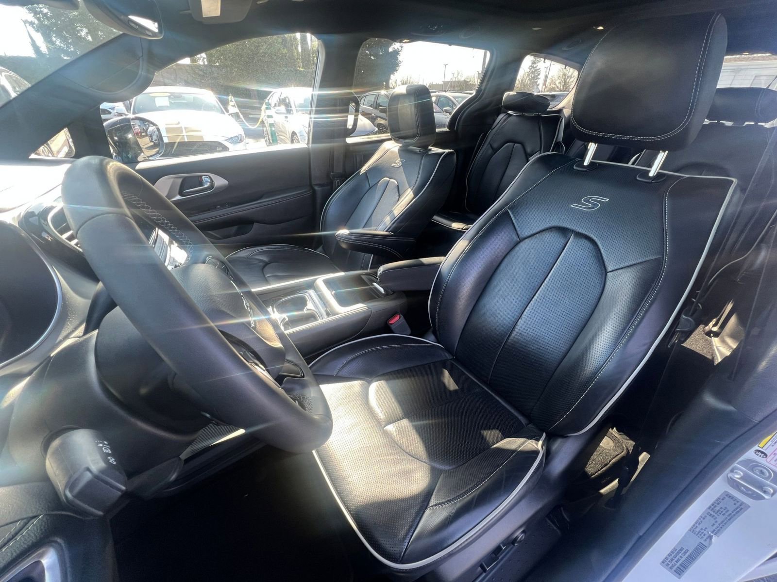 Used 2025 Chrysler Pacifica Limited image 34