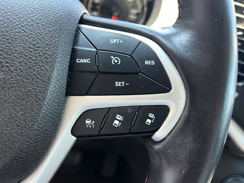 Used 2018 Jeep Cherokee Overland w/ Technology Group FWD image 38