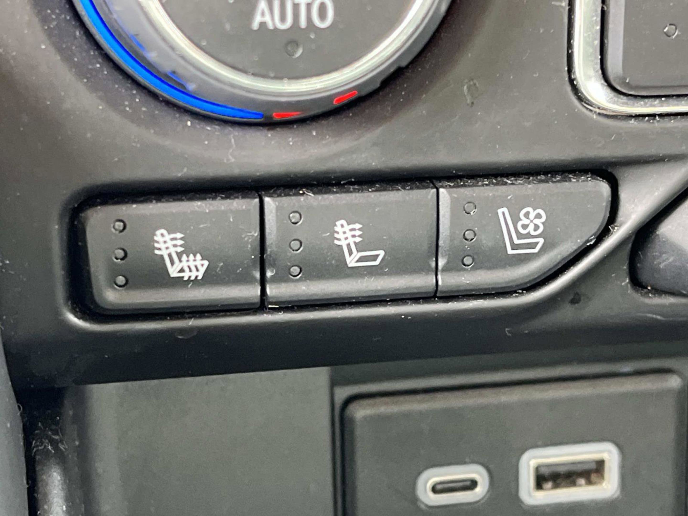 Used 2023 Chevrolet Suburban Premier AWD/4WD image 39