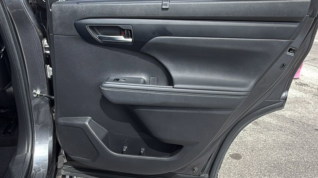 Used 2023 Toyota Highlander XLE image 26
