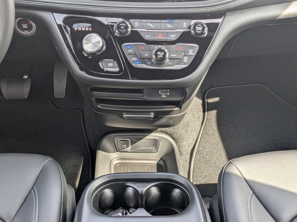 New 2026 Chrysler Pacifica Select FWD image 18