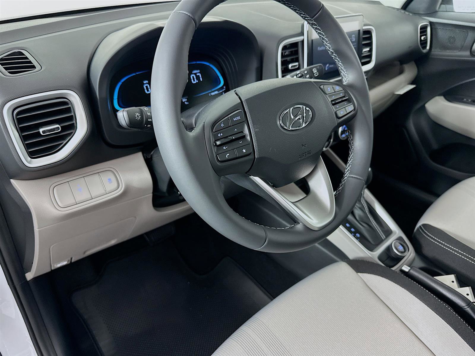 New 2025 Hyundai Venue SEL image 9