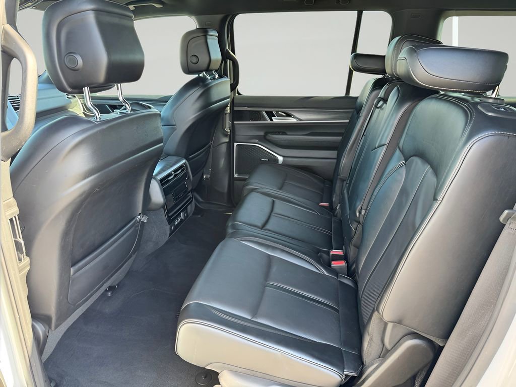 Used 2024 Jeep Wagoneer L Series III w/ Flexible Seating Group AWD/4WD image 19