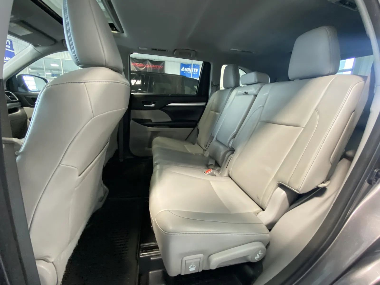 Used 2014 Toyota Highlander XLE AWD/4WD image 15
