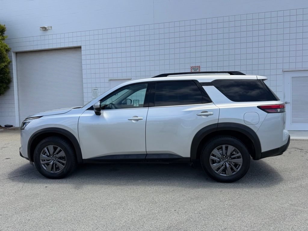 Used 2025 Nissan Pathfinder SV FWD image 3