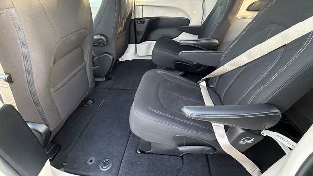 Used 2023 Chrysler Voyager LX image 14