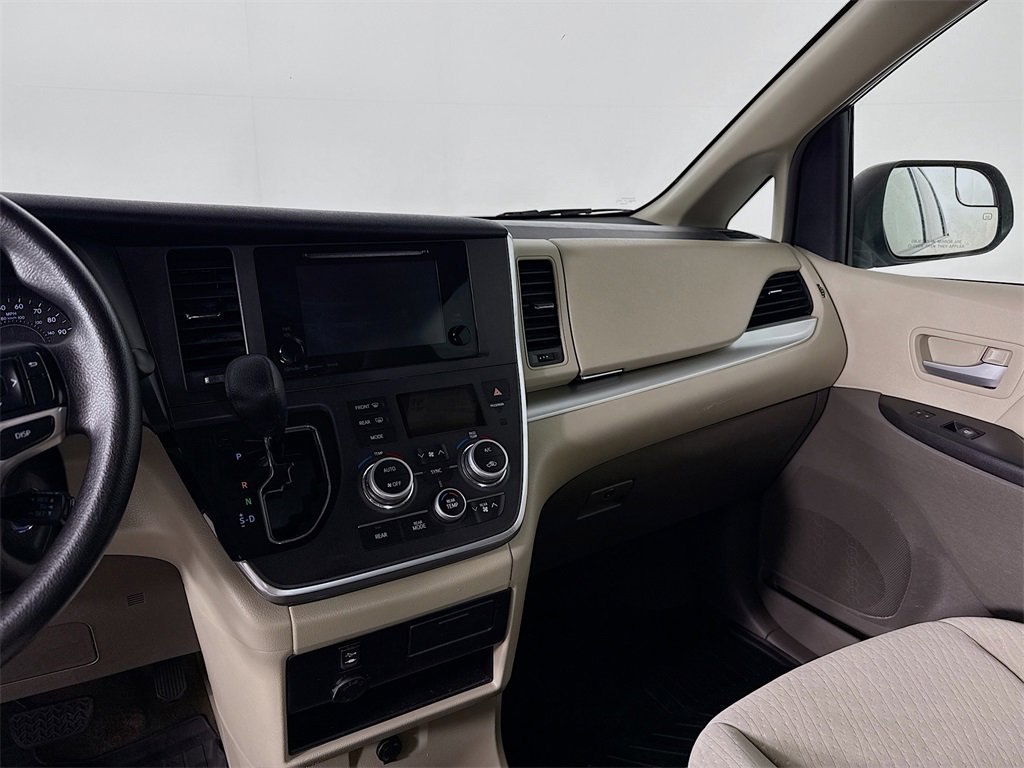 Used 2017 Toyota Sienna LE image 21