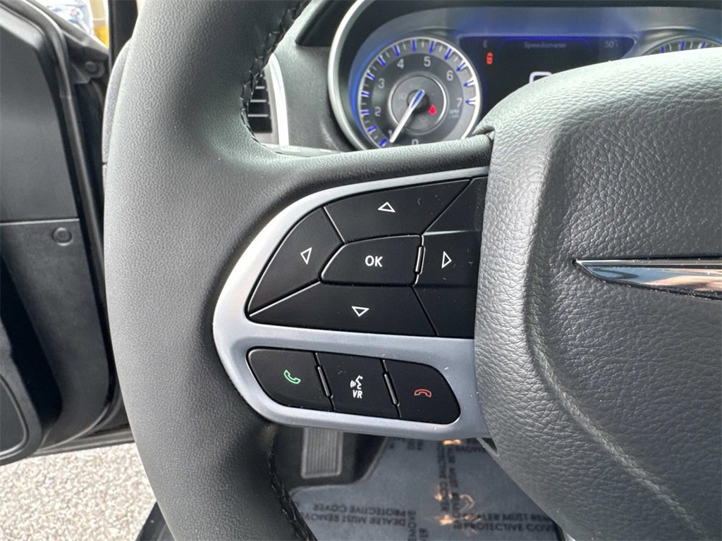 Used 2022 Chrysler 300 Touring w/ Sport Appearance Package image 39