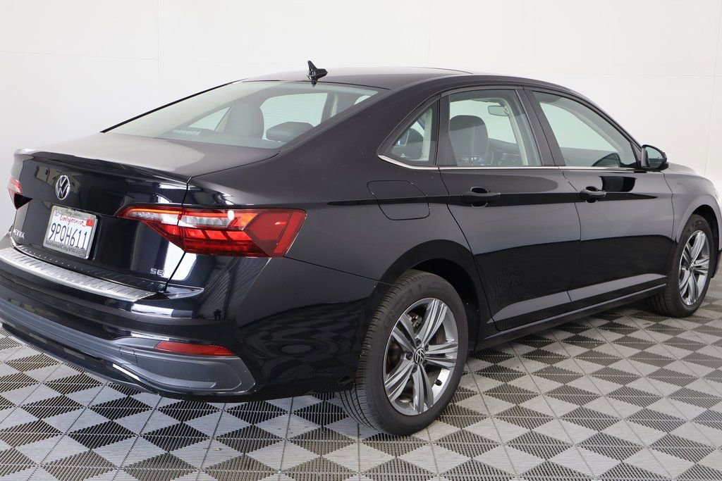 Used 2024 Volkswagen Jetta SE FWD image 3