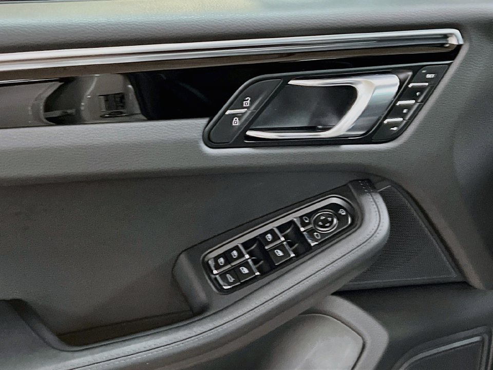 Certified 2024 Porsche Macan AWD/4WD image 20