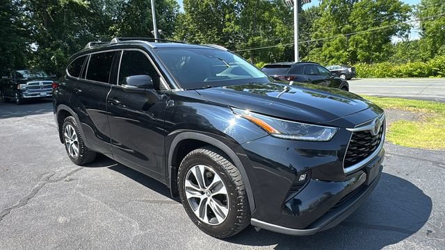 Used 2021 Toyota Highlander XLE AWD/4WD image 3