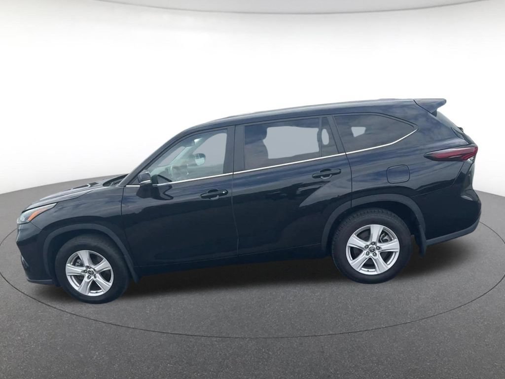 Used 2024 Toyota Highlander LE AWD/4WD image 9