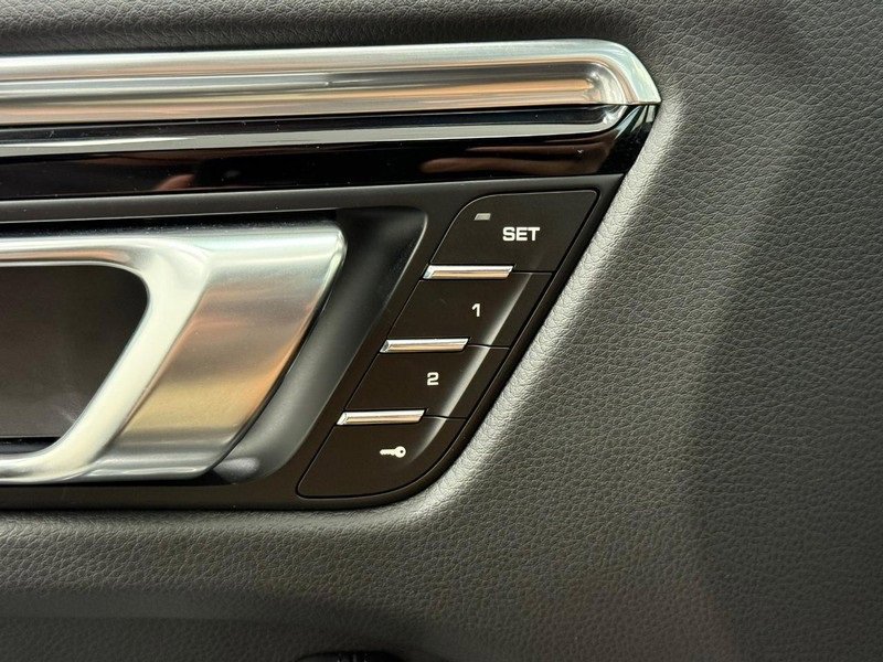 Certified 2025 Porsche Macan Turbo image 18