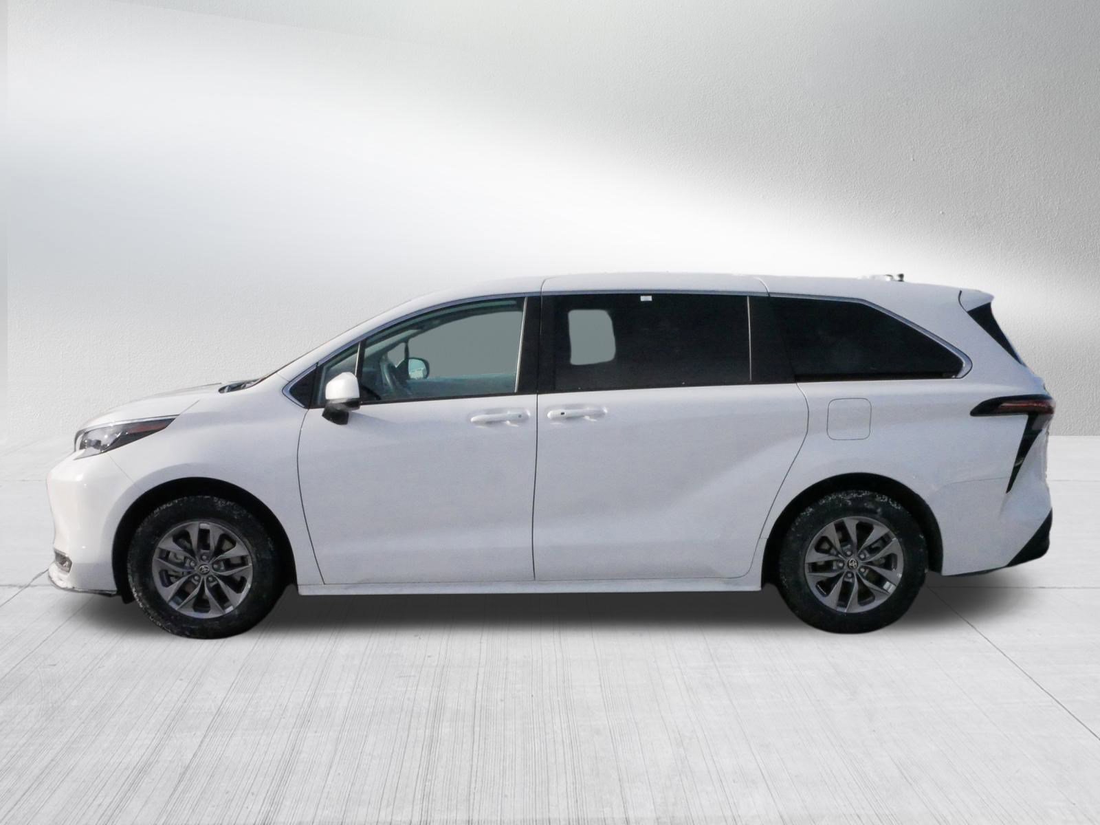 Used 2025 Toyota Sienna LE image 4