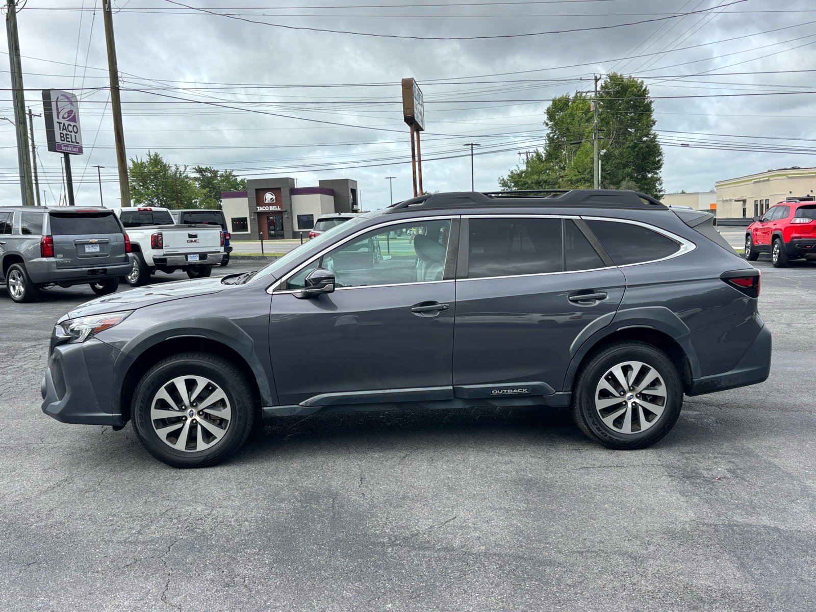 Used 2023 Subaru Outback Premium AWD/4WD image 3