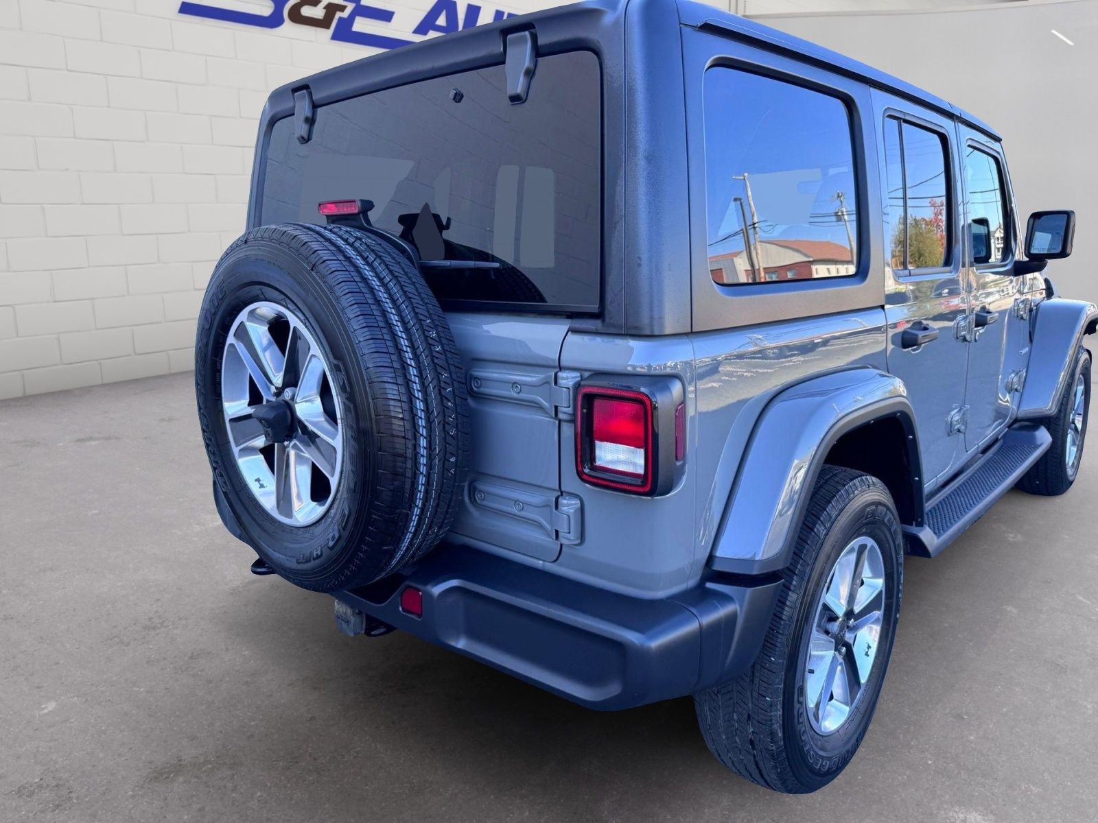 Used 2021 Jeep Wrangler Unlimited Sahara w/ Uconnect 4C Nav & Sound Group image 9