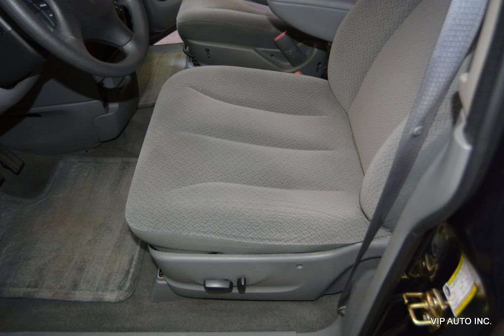 Used 2006 Chrysler Town & Country FWD image 15