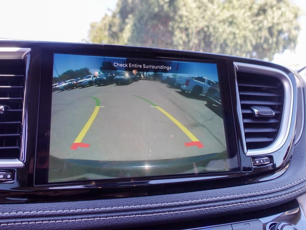 Used 2024 Chrysler Pacifica Limited FWD image 16