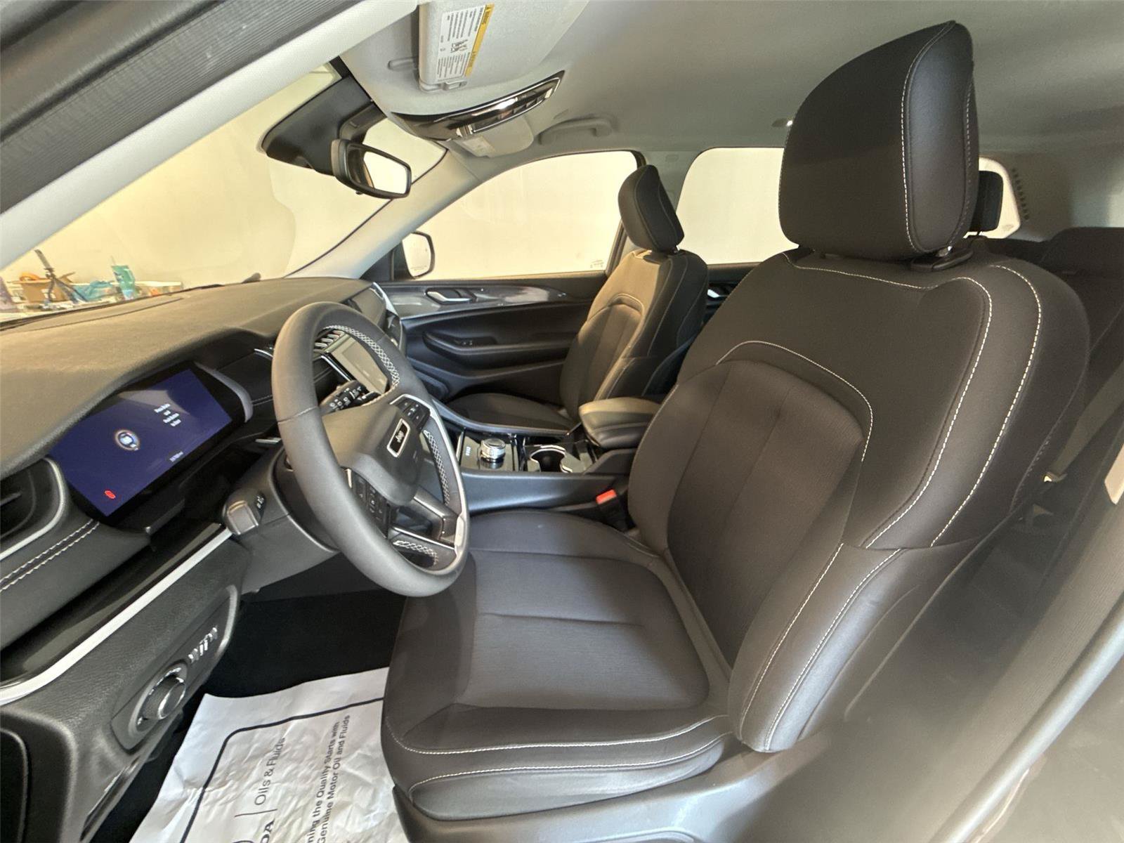 Used 2023 Jeep Grand Cherokee Laredo w/ Luxury Tech Group I AWD/4WD image 13