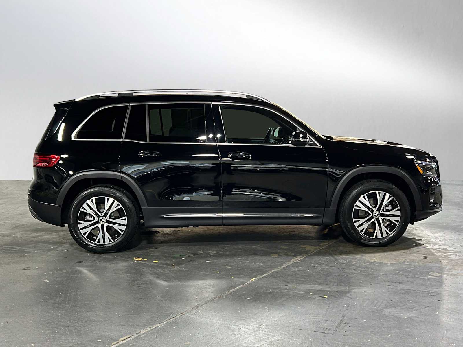 Used 2025 Mercedes-Benz GLB 250 4MATIC image 2