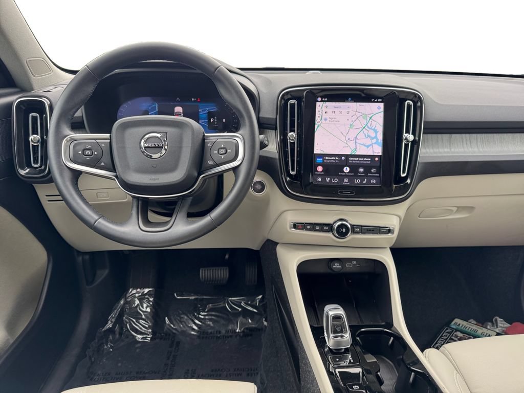 Used 2025 Volvo XC40 B5 Plus AWD/4WD image 28