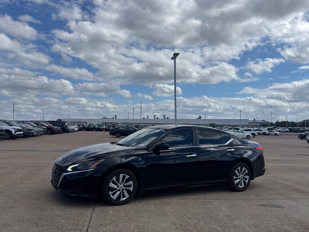 Used 2023 Nissan Altima 2.5 S FWD image 14