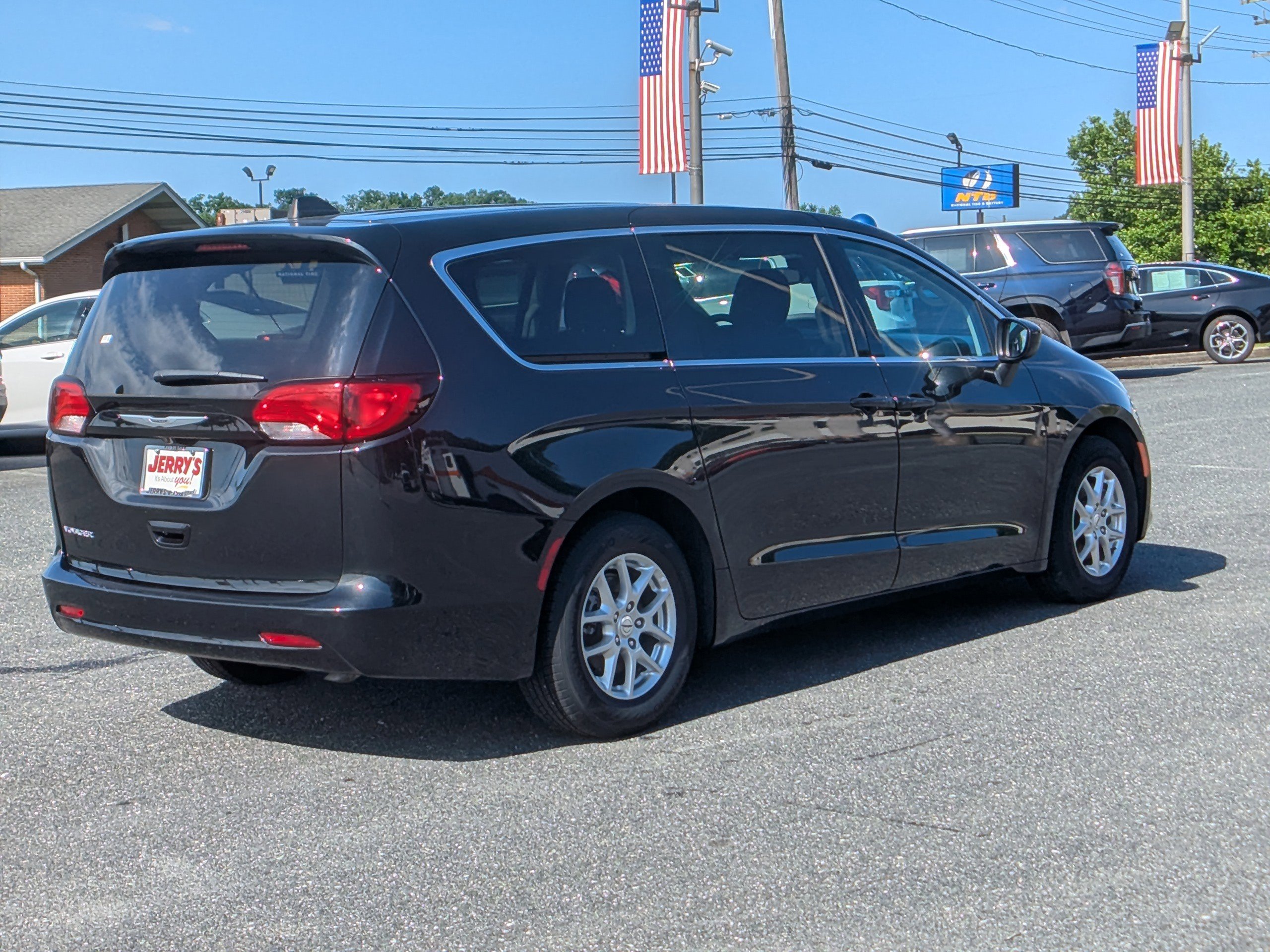 Used 2023 Chrysler Voyager LX FWD image 9