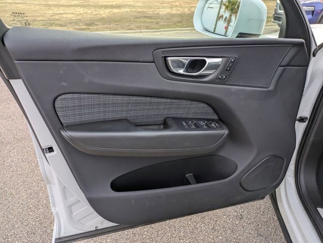 Used 2022 Volvo XC60 B5 Momentum image 11