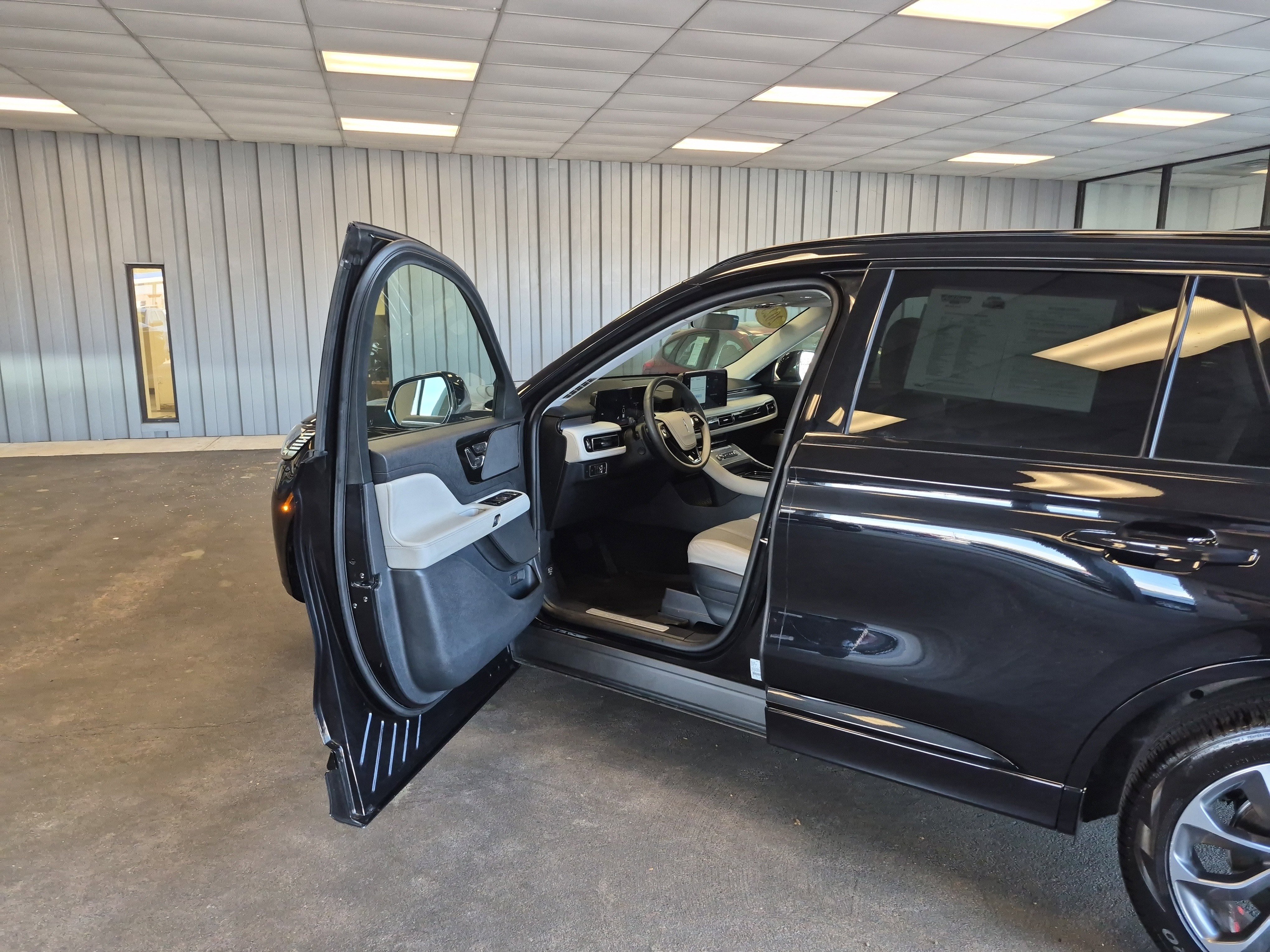 Used 2025 Lincoln Aviator AWD w/ Jet Appearance Package image 9