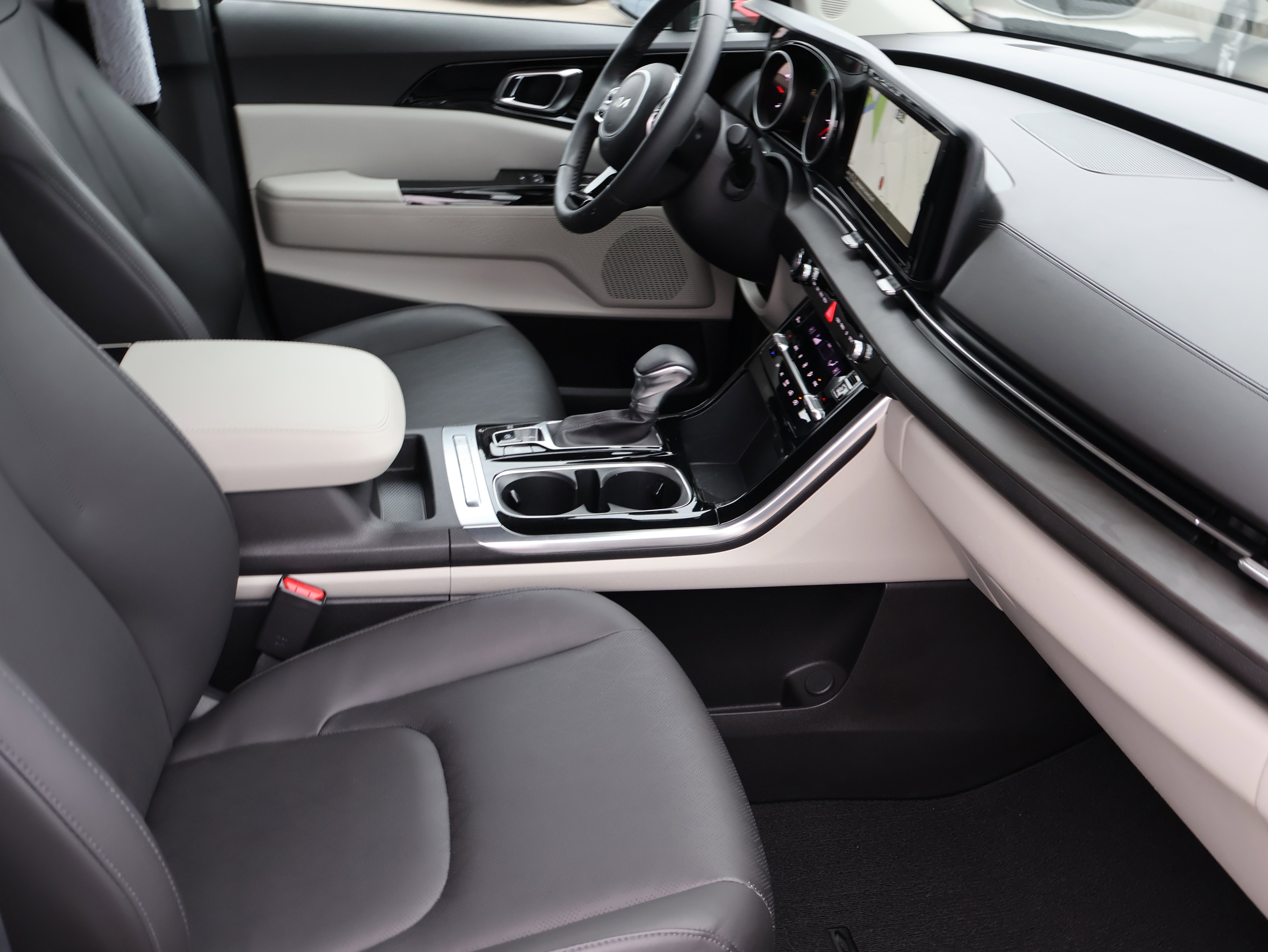 Used 2022 Kia Carnival EX image 11