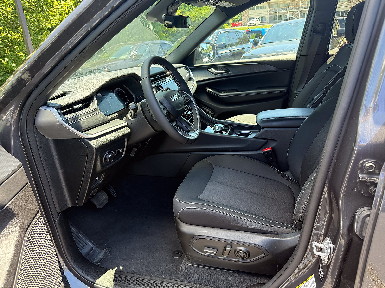 Certified 2025 Jeep Grand Cherokee Laredo w/ Luxury Tech Group I AWD/4WD image 8