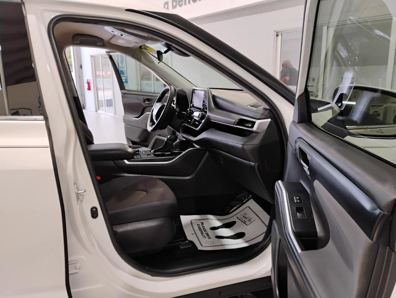 Used 2021 Toyota Highlander L image 29