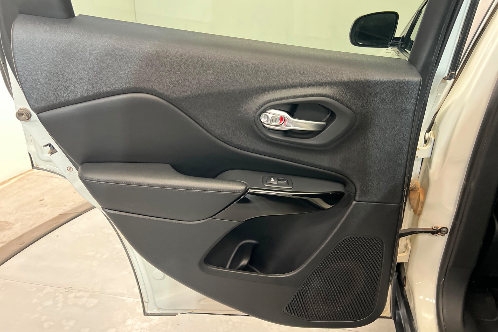 Used 2019 Jeep Cherokee Latitude Plus AWD/4WD image 18