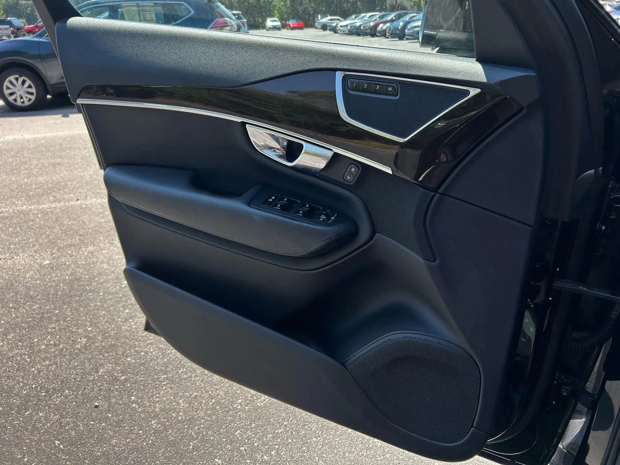 Used 2016 Volvo XC90 T6 Momentum w/ Momentum Plus Package AWD/4WD image 32