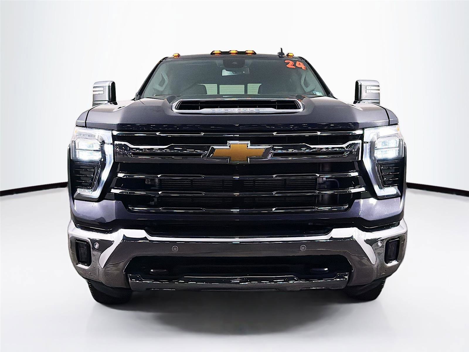 Used 2024 Chevrolet Silverado 3500 LTZ image 2