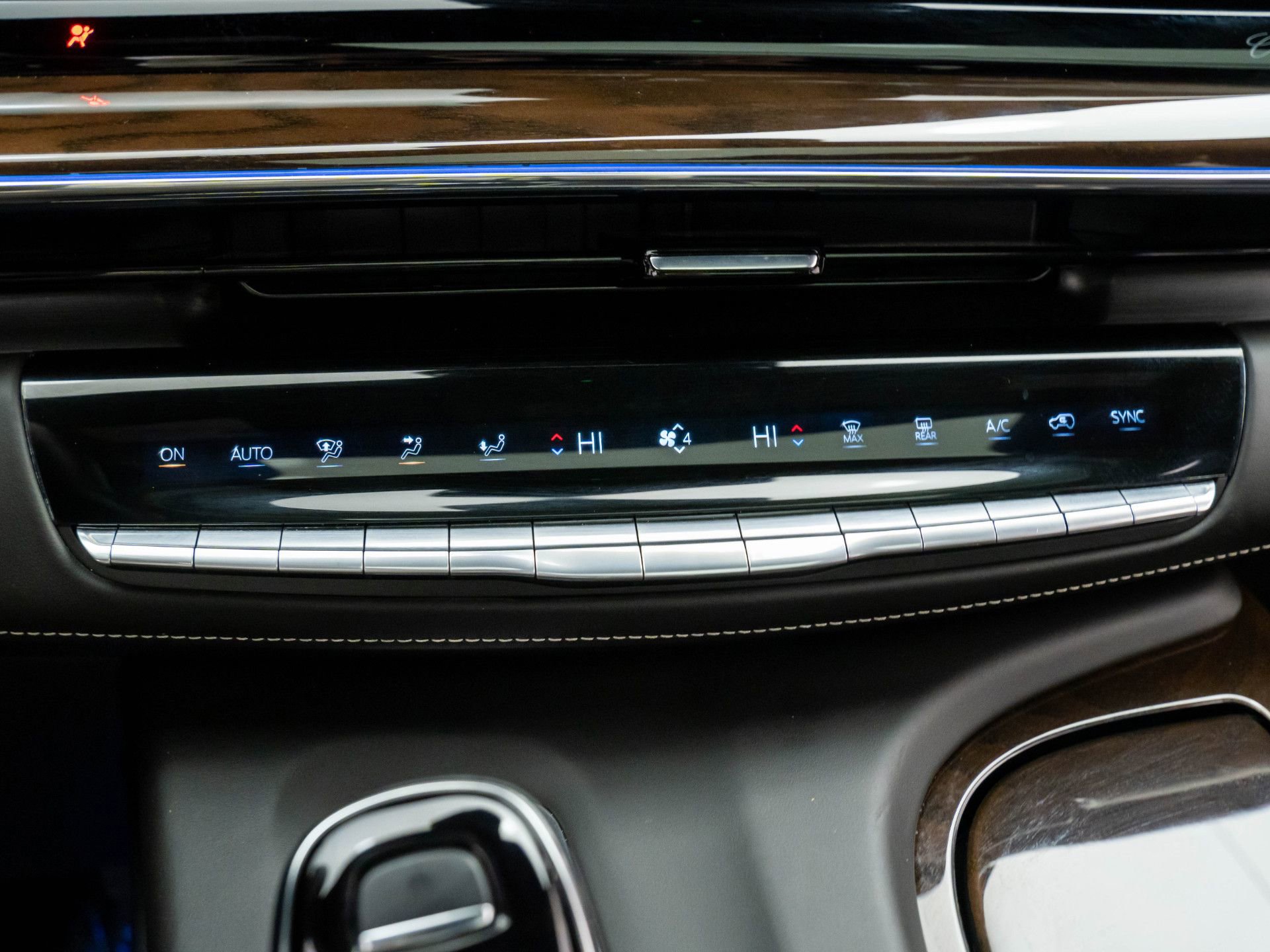 Certified 2024 Cadillac Escalade ESV Premium Luxury Platinum w/ Heavy-Duty Trailer Package image 27