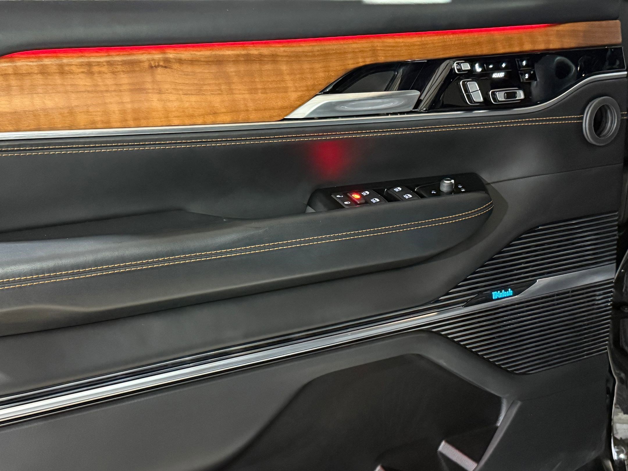 Used 2024 Jeep Grand Wagoneer Series III w/ HD Trailer Tow Package image 11